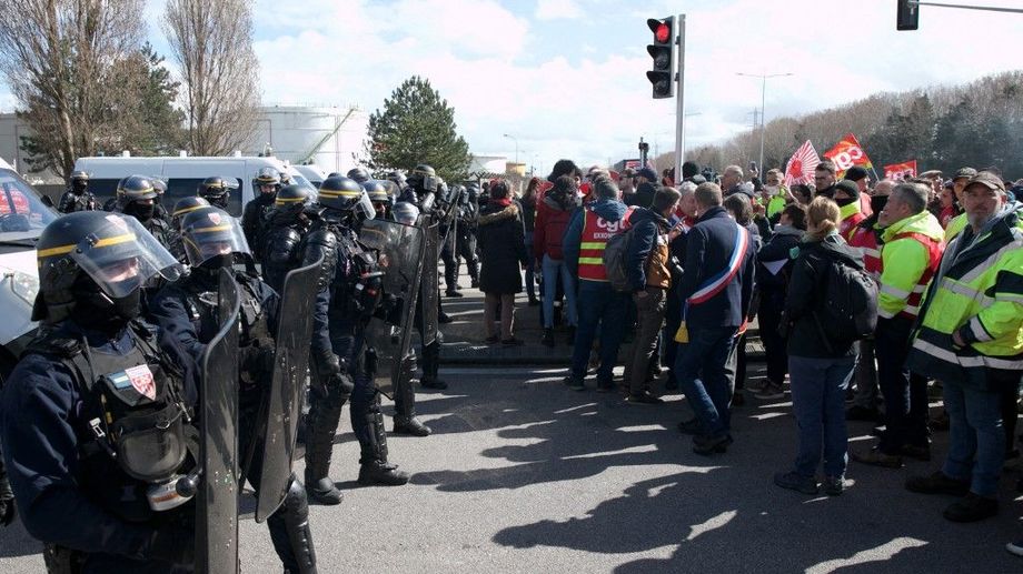 Les forces de l'ordre et des grévistes se font face à la raffinerie de Gonfreville en Seine-Maritime
